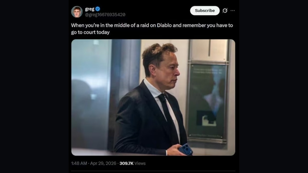 Elon Musk cầm trên tay chiếc iPhone cao cấp tại California hồi cuối tháng 4