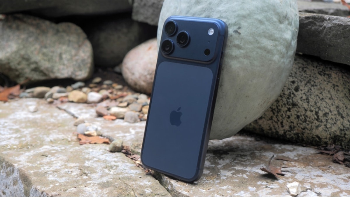 iPhone 17 Pro Max phiên bản màu xanh đậm là thiết bị mà tỷ phú Elon Musk đang sử dụng