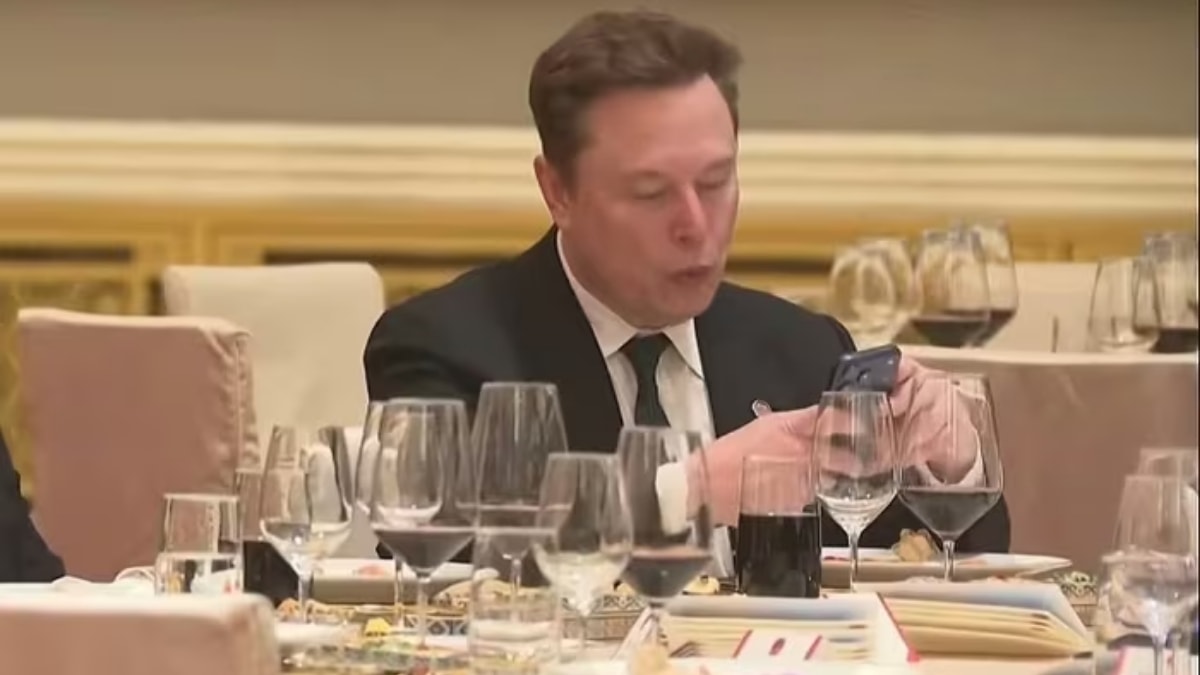 Mẫu điện thoại của Musk lộ diện tại yến tiệc cấp nhà nước ở Beijing