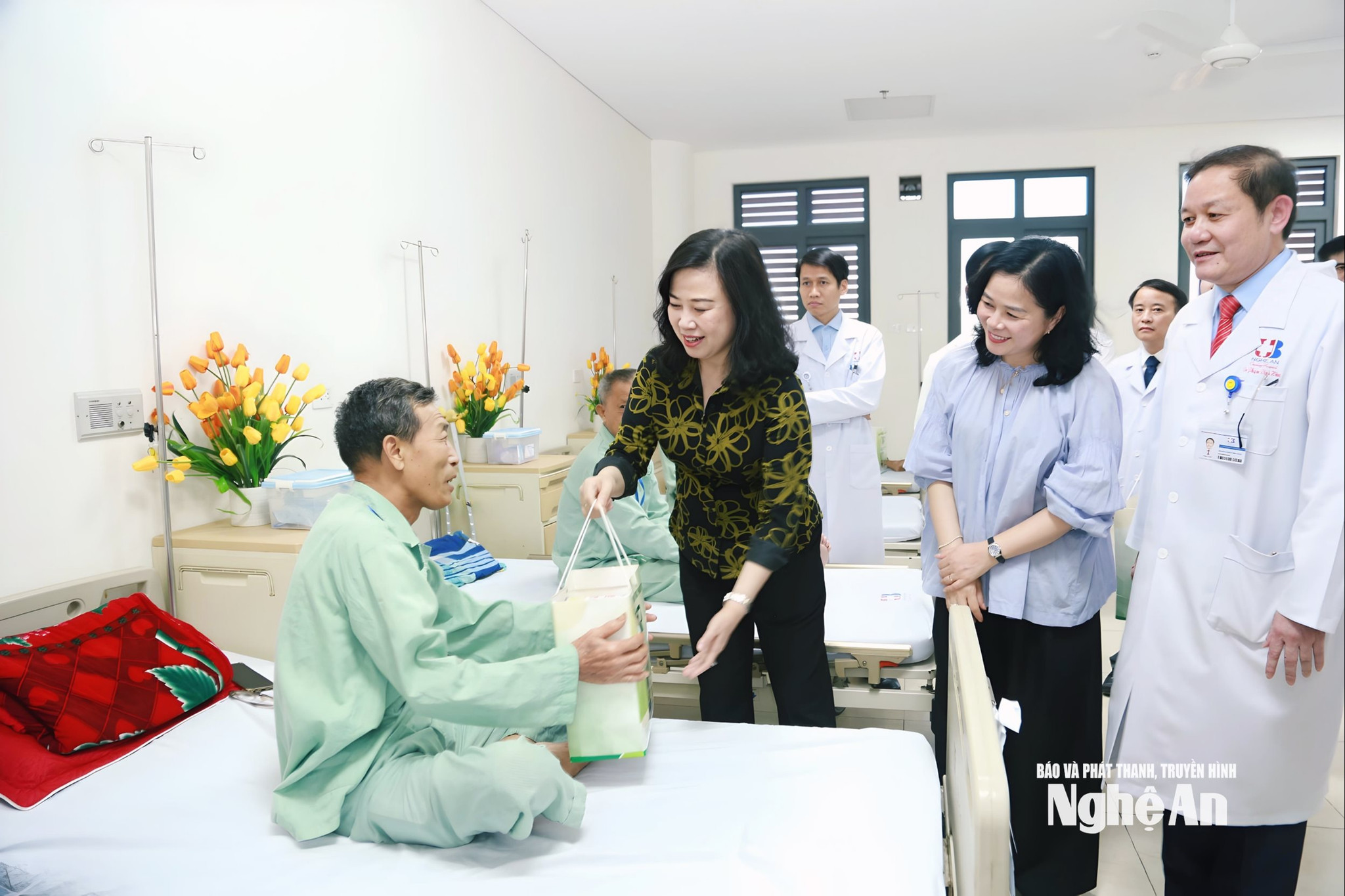  Bộ trưởng Bộ Y tế Đào Hồng Lan tặng quà cho bệnh nhân có hoàn cảnh khó khăn đang điều trị tại khoa Nội 1- Bệnh viện Ung bướu Nghệ An