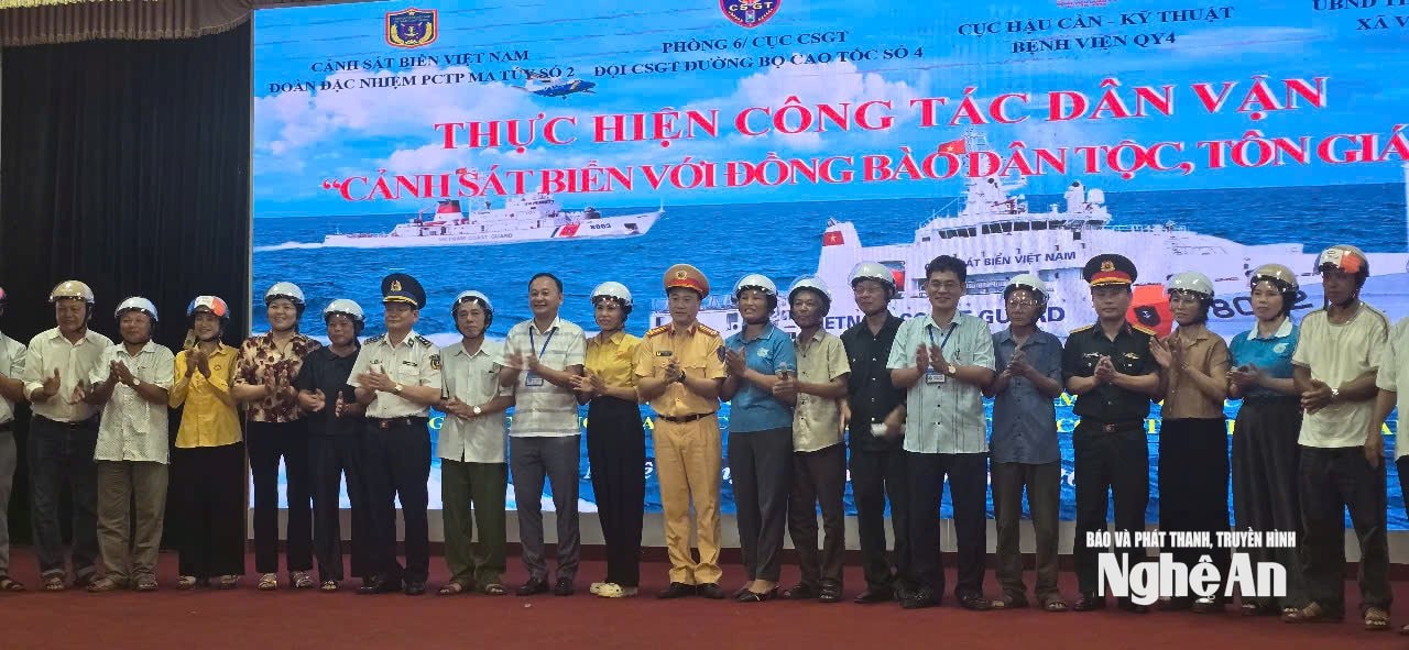  Đội Cảnh sát giao thông đường bộ cao tốc số 4 tặng mũ bảo hiểm cho người dân