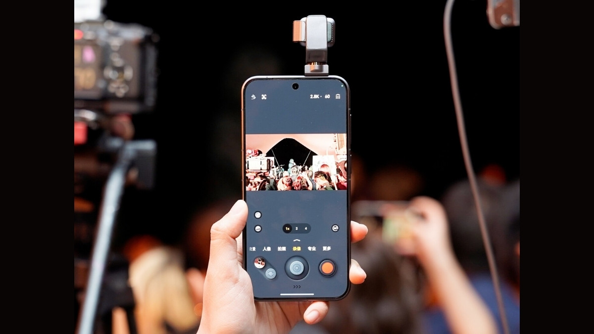 Cận cảnh cụm camera tích hợp gimbal có khả năng tương tác trên Honor Robot Phone