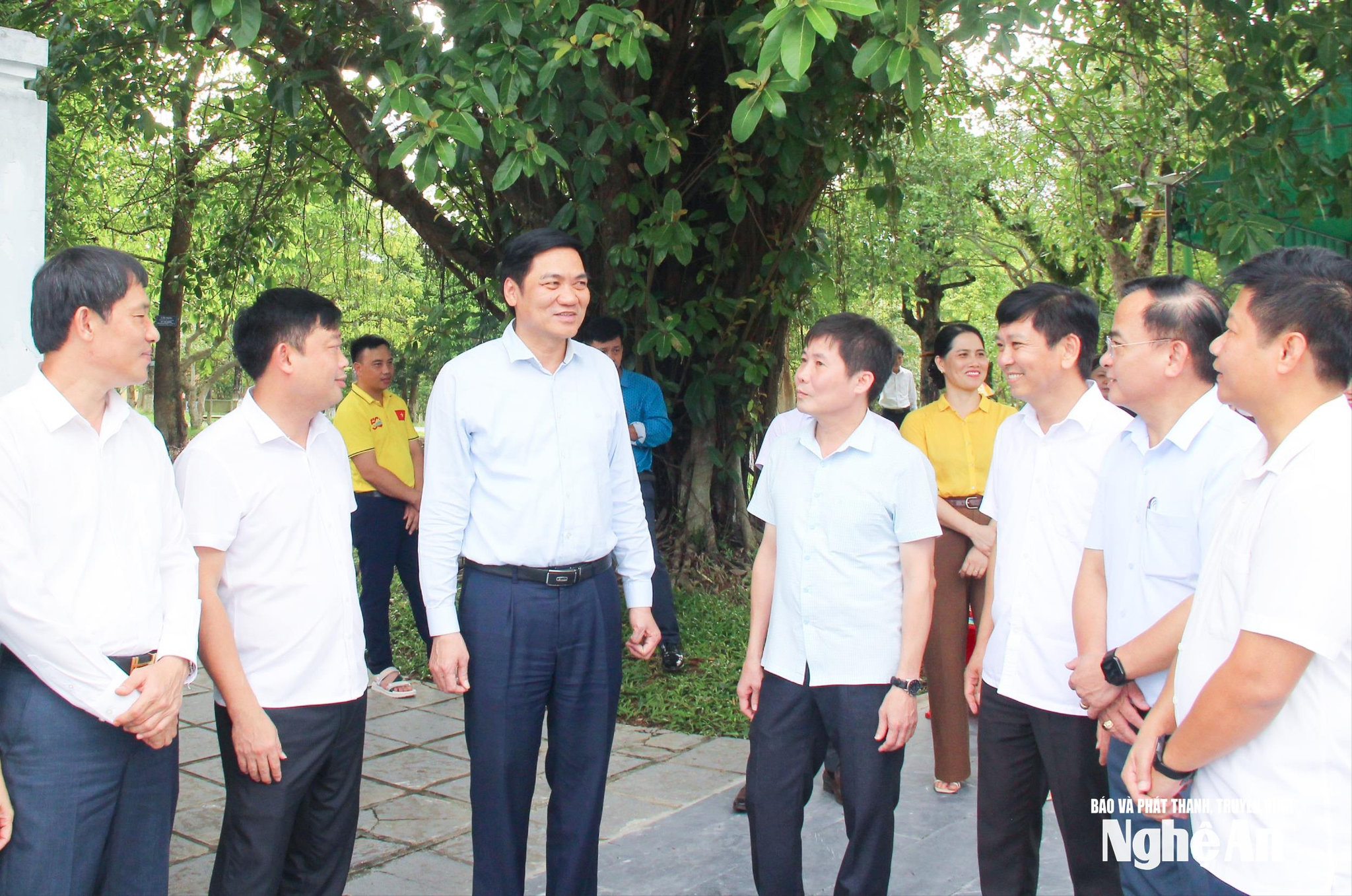 bna_-dong-chi-hoang-nghia-hieu-pho-bi-thu-thuong-truc-tinh-uy-chu-tich-hdnd-tinh-trao-doi-dong-vien-doi-ngu-can-bo-co-so-khac-phuc-kho-khan.-anh-mai-hoa(1).jpg