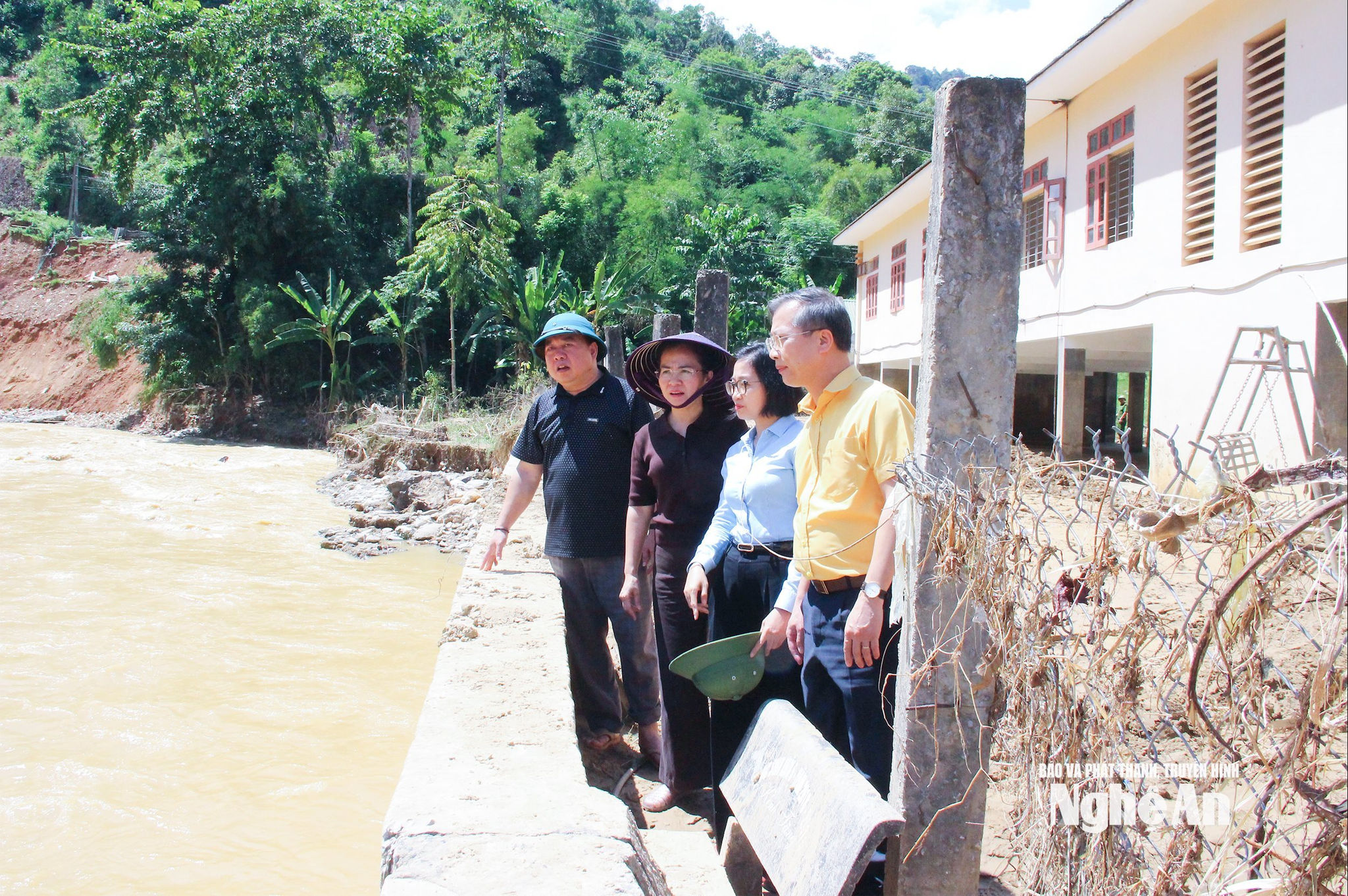 Đồng chí Võ Thị Minh Sinh - Phó Bí thư Tỉnh ủy, Chủ tịch Ủy ban Mặt trận Tổ quốc Việt Nam tỉnh kiểm tra khu vực bị ảnh hưởng tại xã Yên Na. Ảnh Mai Hoa