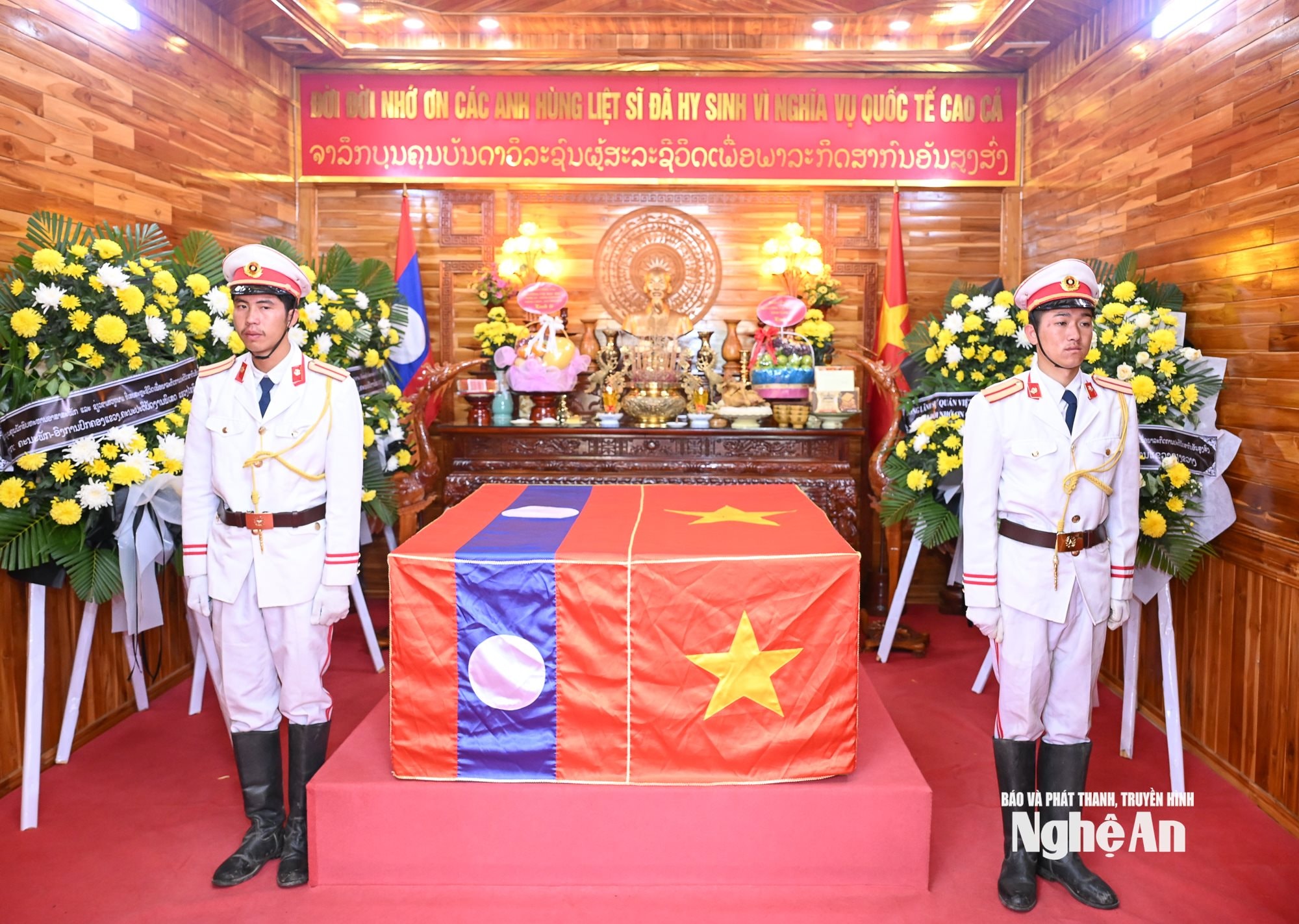 80 hài cốt liệt sĩ được Đội Quy tập thực hiện các nghi lễ tôn nghiêm, trang trọng nhất trước khi trở về đất mẹ. Ảnh: Thành Cường