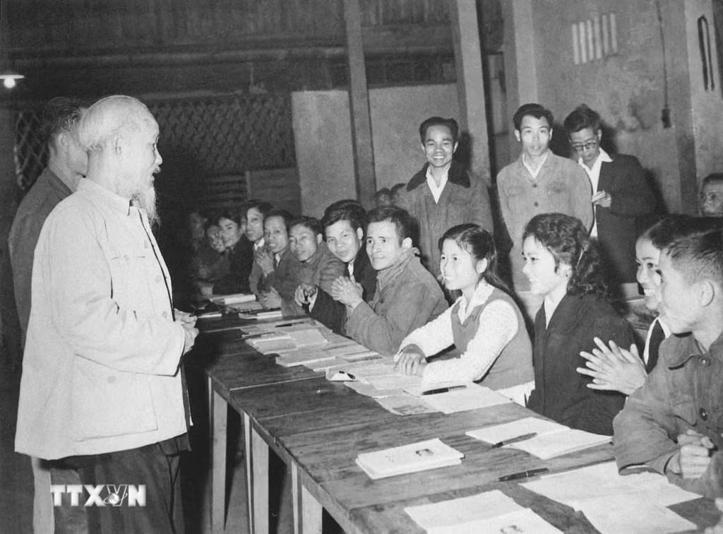 Chủ tịch Hồ Chí Minh thăm lớp học bổ túc văn hóa và kỹ thuật buổi tối của công nhân Nhà máy ôtô “1/5,” lá cờ đầu của phong trào bổ túc văn hóa ngành Công nghiệp Hà Nội (19/12/1963). (Ảnh: Tư liệu TTXVN) ttxvn-1405-chu-tich-ho-chi-minh-tinh-yeu-bao-la-nhan-dan-38.jpg