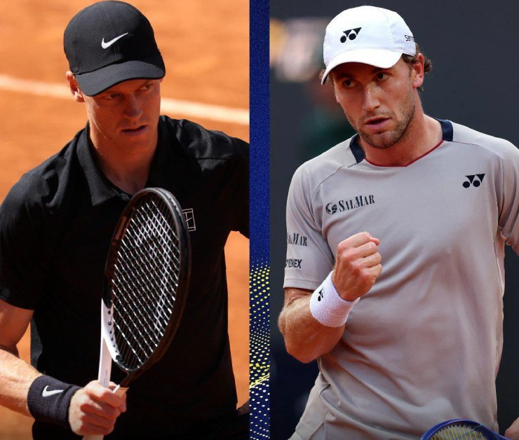 Sinner (bên trái) đấu chung kết Rome Open 2026 với Ruud (bên phải)