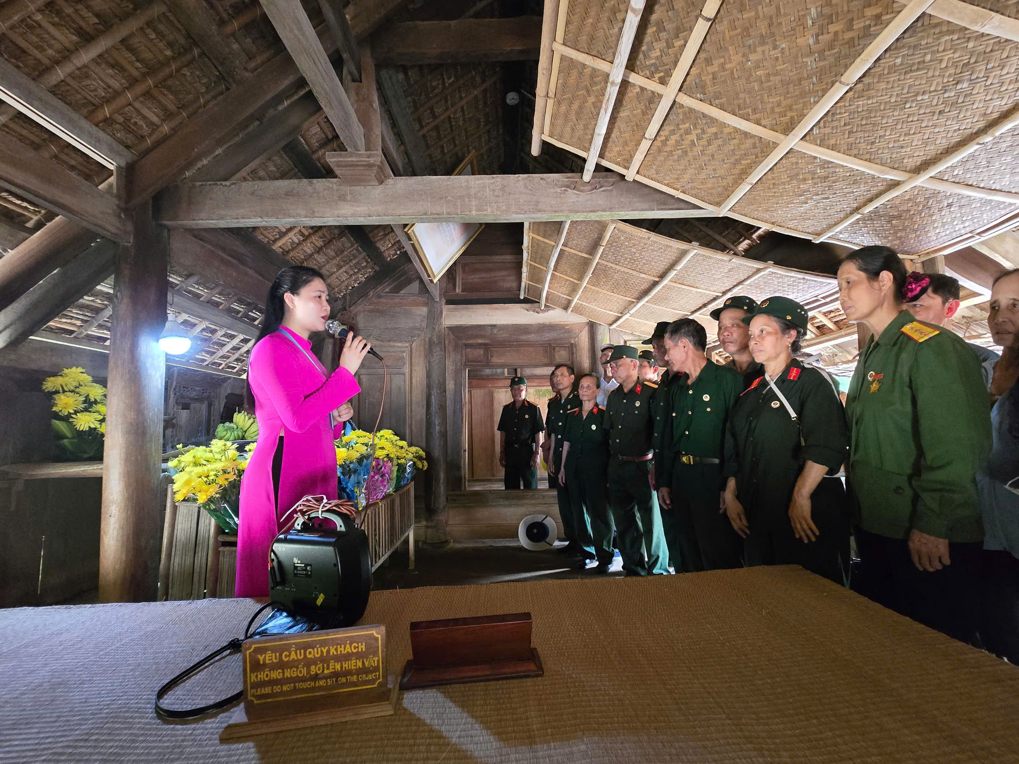 Du khách về thăm quê Bác. Ảnh Thanh Quỳnh