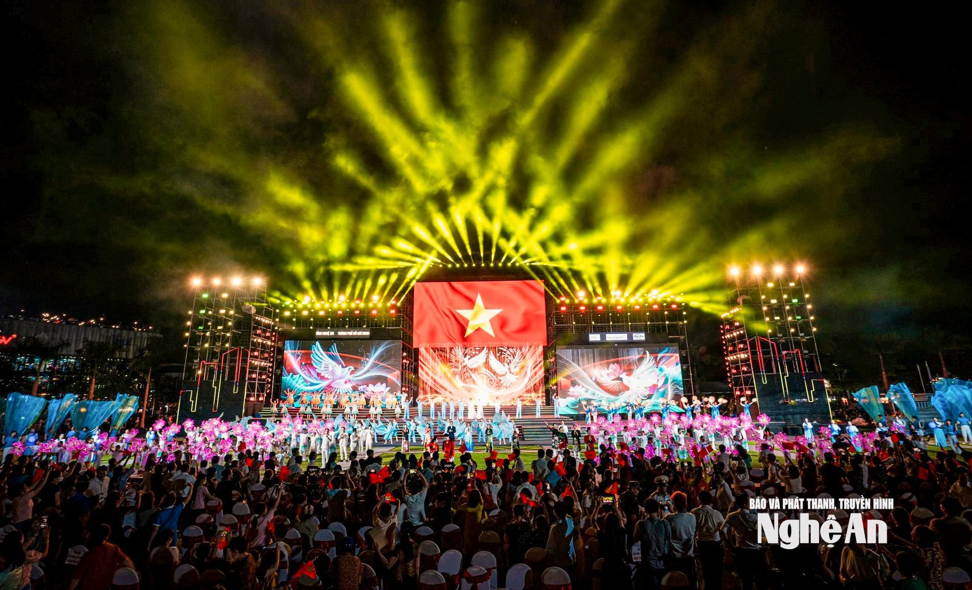 bna_nhung-hinh-anh-ve-le-hoi-lang-sen-toan-quoc-nam-2025-duoc-quang-ba-rong-rai-tren-cac-trang-mang-xa-hoi.jpg