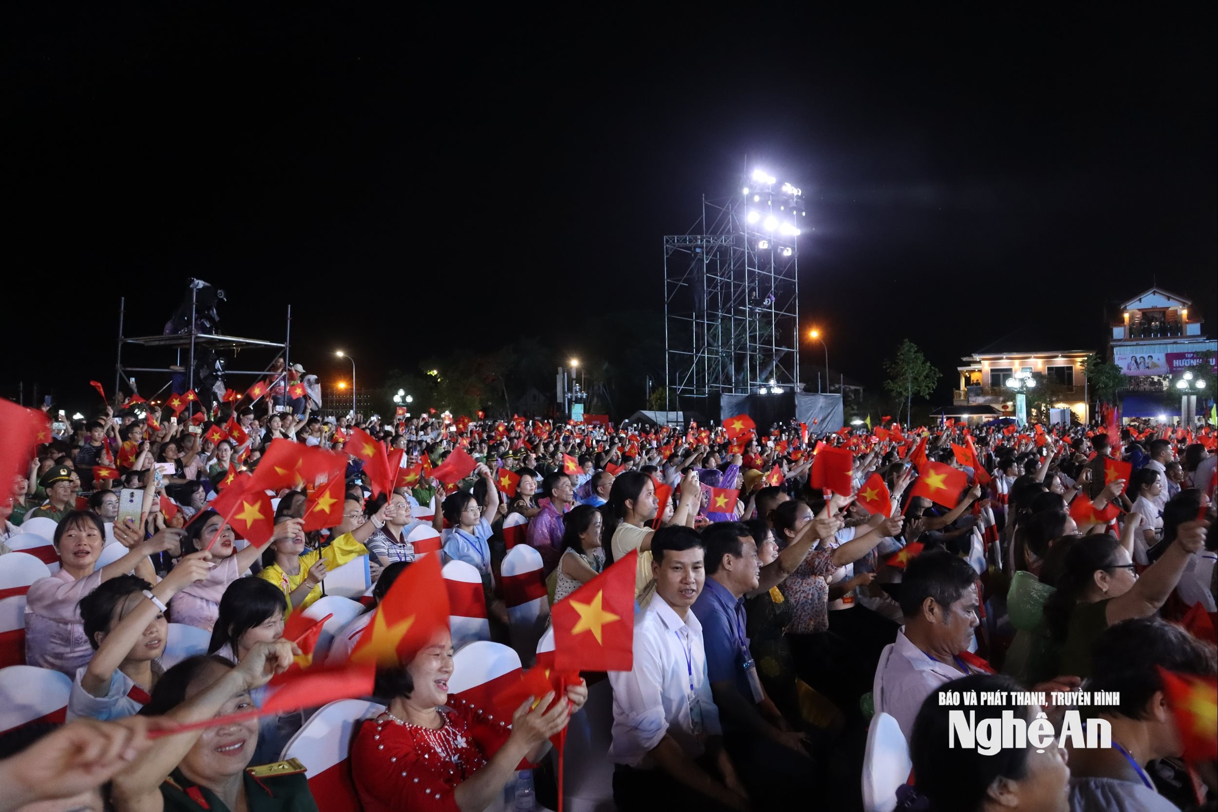 Pháo hoa Lễ hội Làng Sen. Ảnh: Diệp Thanh0