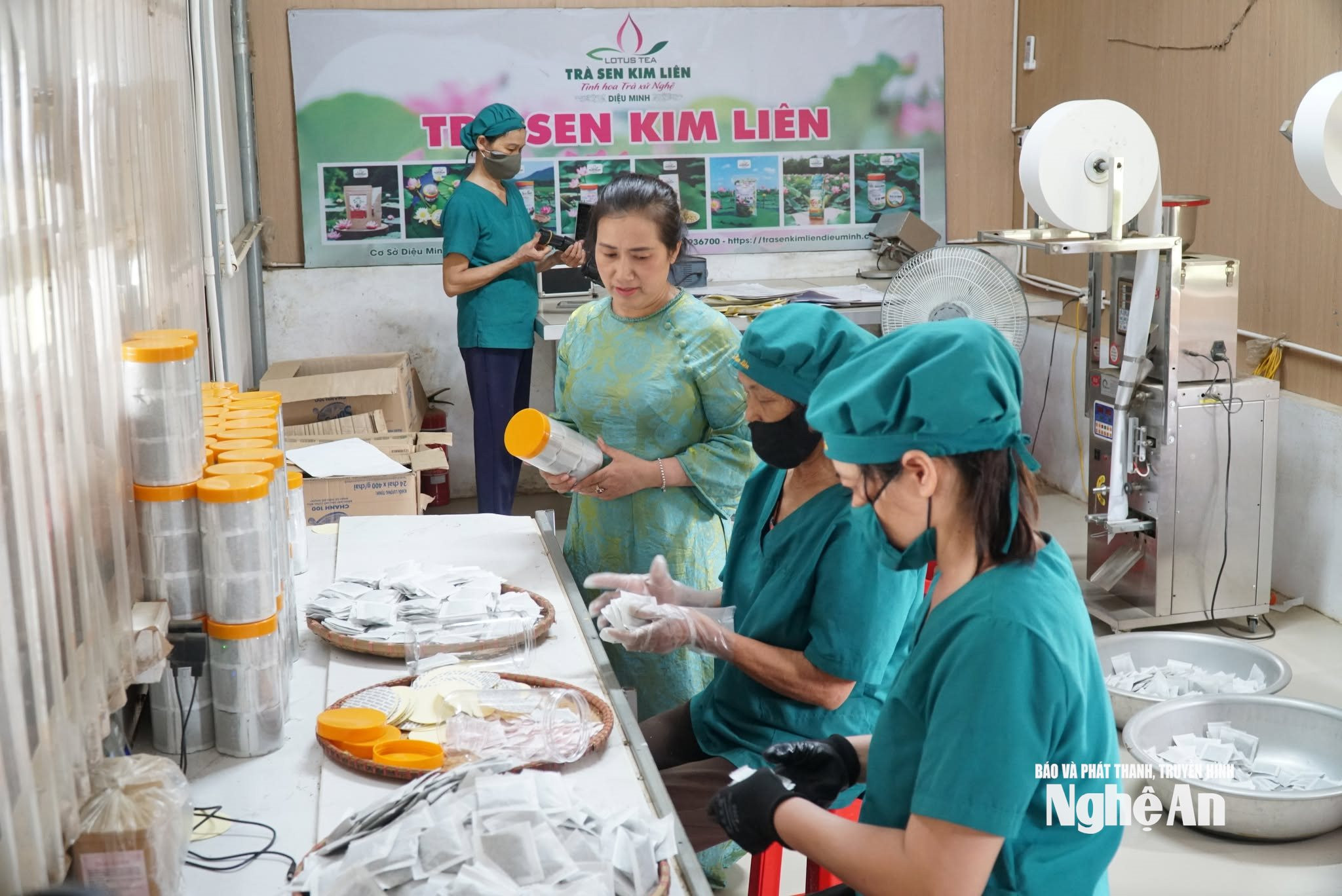 Xưởng sản xuất trà Sen Kim Liên với nhiều sản phẩm được công nhận là sản phẩm OCOP. Ảnh - Mỹ Hà
