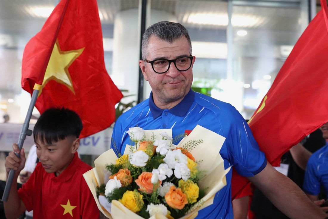 HLV Cristiano Roland xúc động trước tình cảm của người hâm mộ Việt Nam.
