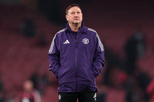 Steve Holland sẽ tiếp tục gắn bó với Man Utd.