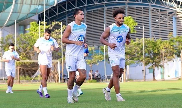 Nỗi thất vọng của các cầu thủ Nam Định sau những kết quả không như ý tại V.League và đấu trường khu vực.