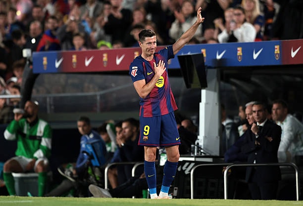 Robert Lewandowski xác nhận chia tay Barcelona sau mùa giải này.