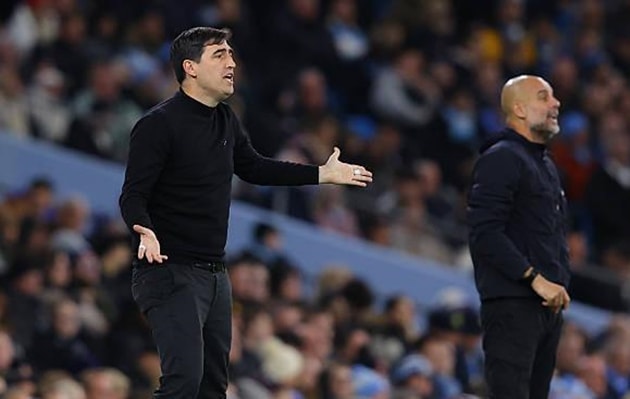 HLV Pep Guardiola và Andoni Iraola trao đổi trên đường pitch.