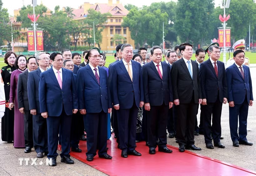 Đoàn đại biểu lãnh đạo, nguyên lãnh đạo Đảng, Nhà nước do Tổng Bí thư, Chủ tịch nước Tô Lâm dẫn đầu thành kính tưởng niệm Chủ tịch Hồ Chí Minh. (Ảnh: Tuấn Anh/TTXVN)