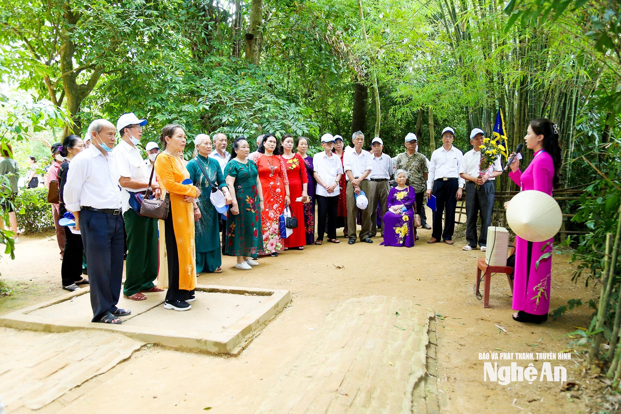 Du khách nghe thuyết minh về gia đình và tuổi thơ của Bác Hồ tại Khu Di tích Quốc gia đặc biệt Kim Liên. Ảnh tư liệu Đình Tuyên