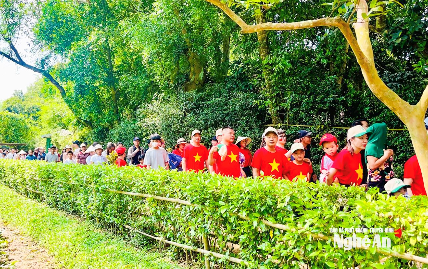Du khách tham quan Khu Di tích Quốc gia đặc biệt Kim Liên. Ảnh Minh Quân