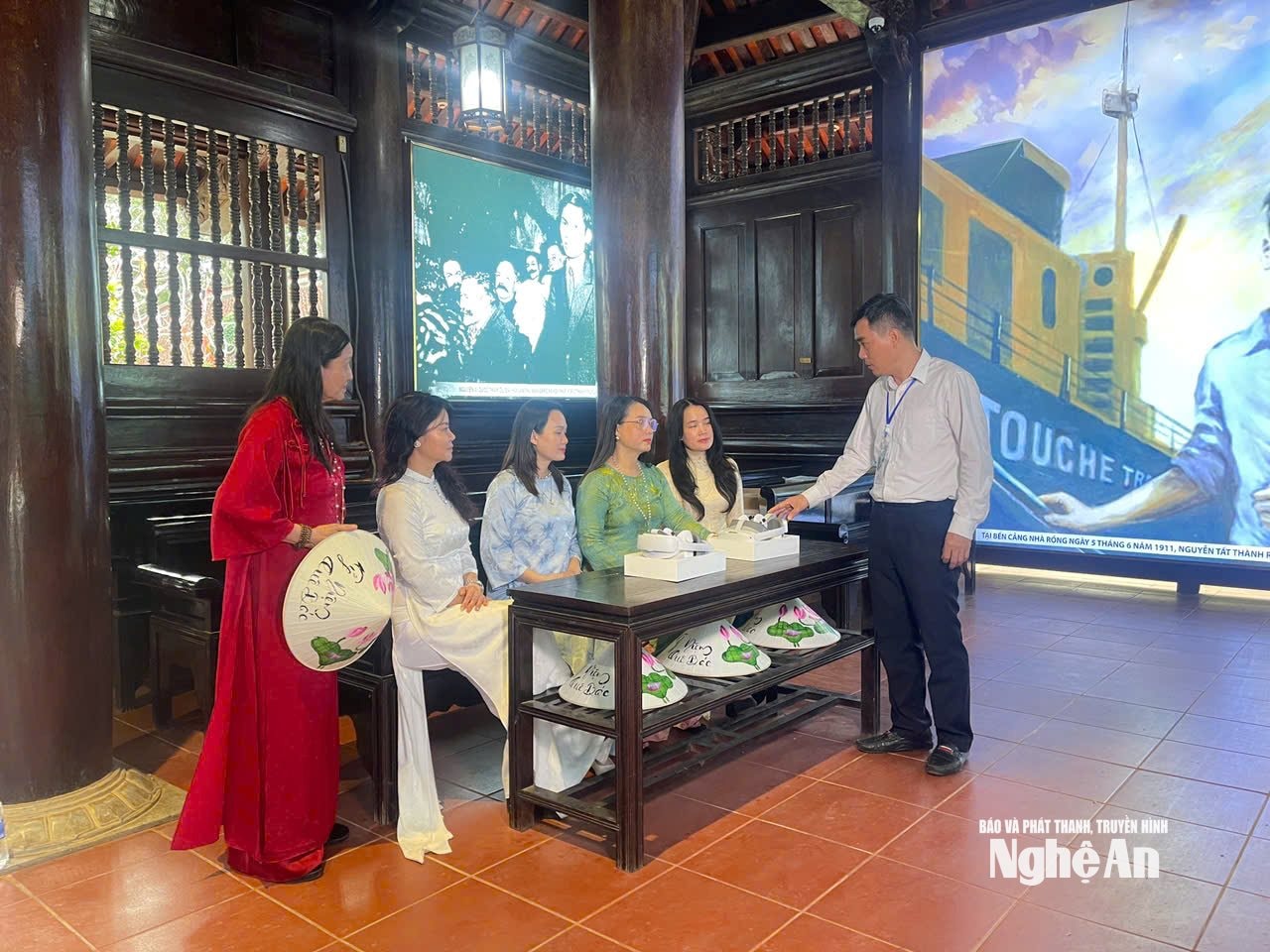 DU KHÁCH TRẢI NGHIỆM CÔNG NGHỆ THỰC TẾ ẢO 3D tại Khu Di tích Kim Liên.