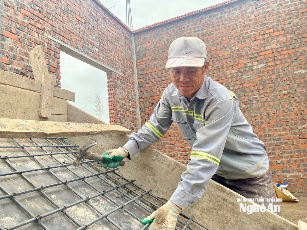 Lao động trên 60 tuổi ở xã Quan Thành đang theo nghề thợ xây, ảnh_ văn trường