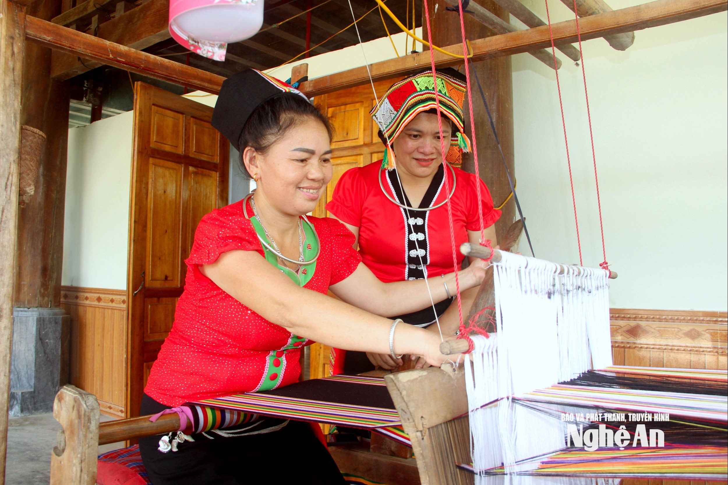 nghề dệt thổ cẩm của Làng nghề Dệt thổ cẩm Thái Minh, xã Tiên Đồng. Ảnh XH