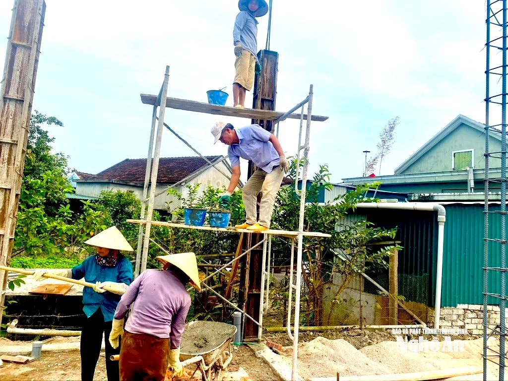 Nhiều lao động trung niên ở xã Quan Thành đang theo nghề thợ xây. Ảnh Văn Trường
