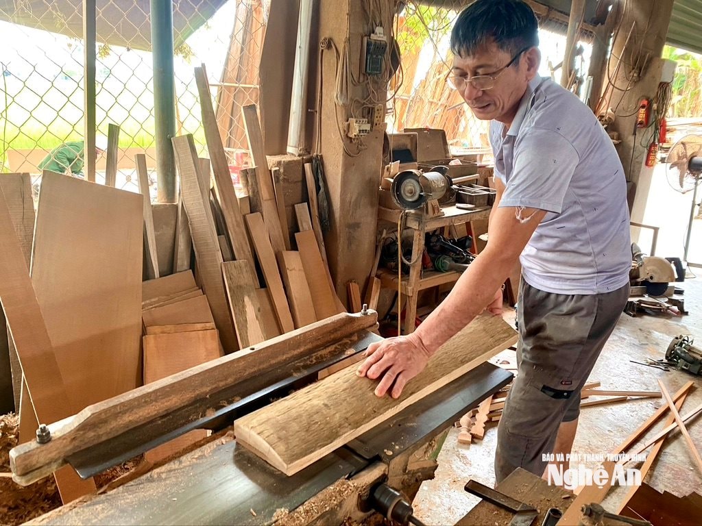 Ông Phạm Ngọc Hoà ở xóm Nam Thắng xã Quỳnh Lưu 65 tuổi đang làm mộc, ảnh_ văn trường (1)