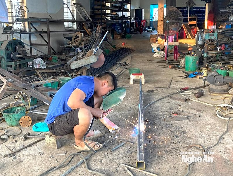 Thợ hàn xì ở vùng quê đang có nhu cầu cao. Ảnh VT
