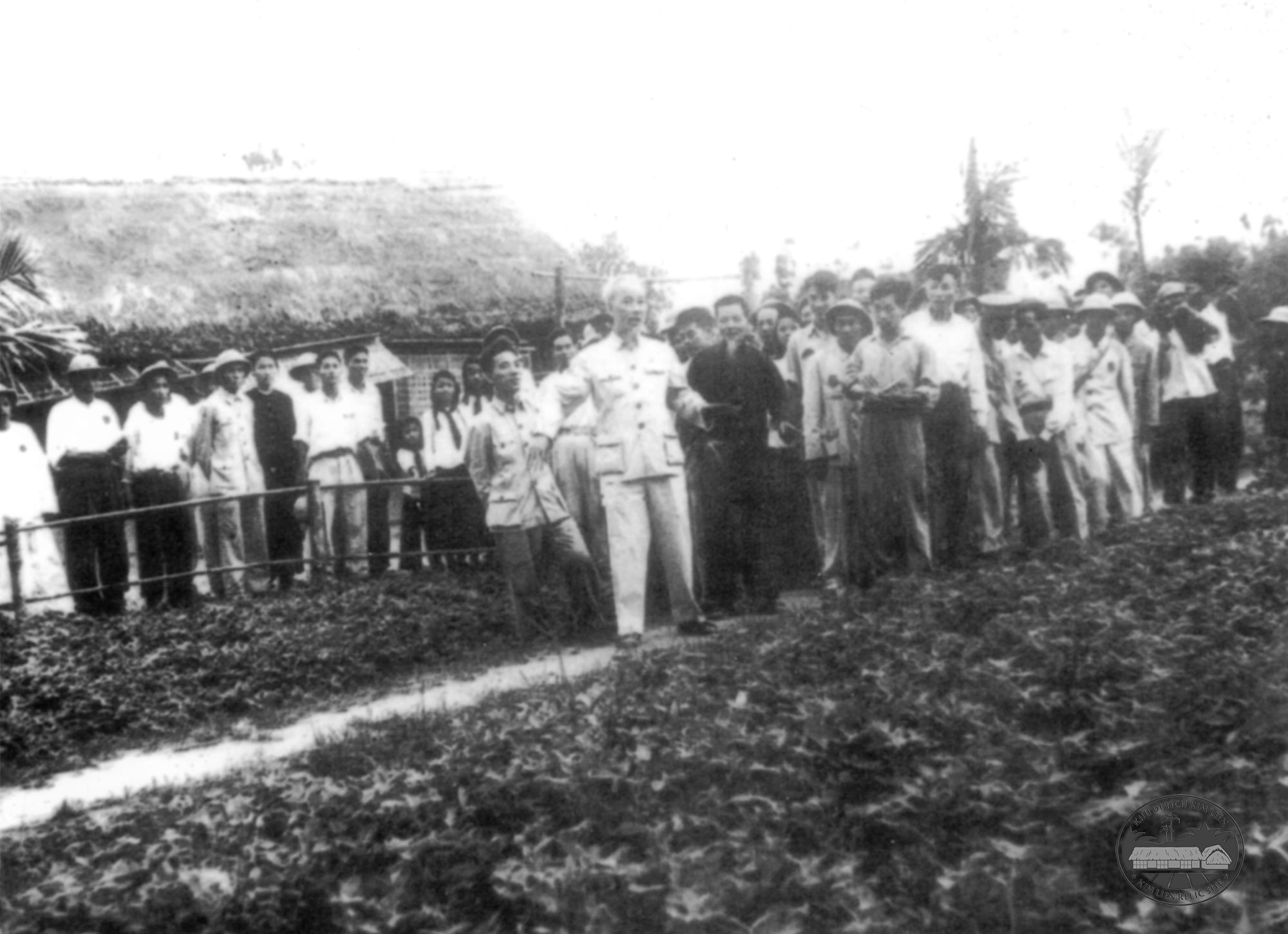 Chủ tịch Hồ Chí Minh thăm ngôi nhà của gia đình tại làng Sen năm 1957. Ảnh BQL Khu di tích Kim Liên