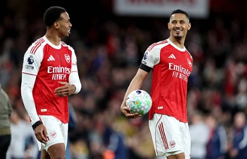 Gabriel Magalhaes duy trì sự ổn định nơi trung tâm hàng thủ Arsenal.
