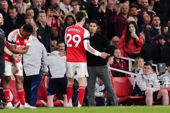 Các cầu thủ Arsenal ăn mừng chiến thắng quan trọng trước Burnley.