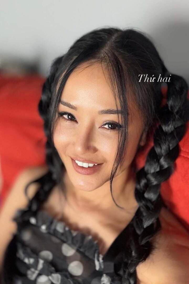 Ca sĩ Hồng Nhung duy trì vẻ ngoài tươi tắn và tinh thần tích cực trong quá trình điều trị bệnh.