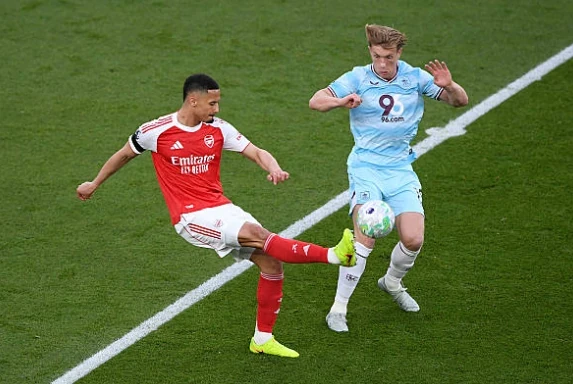 William Saliba đạt điểm cao nhất trận nhờ khả năng phòng ngự điềm tĩnh và chính xác.