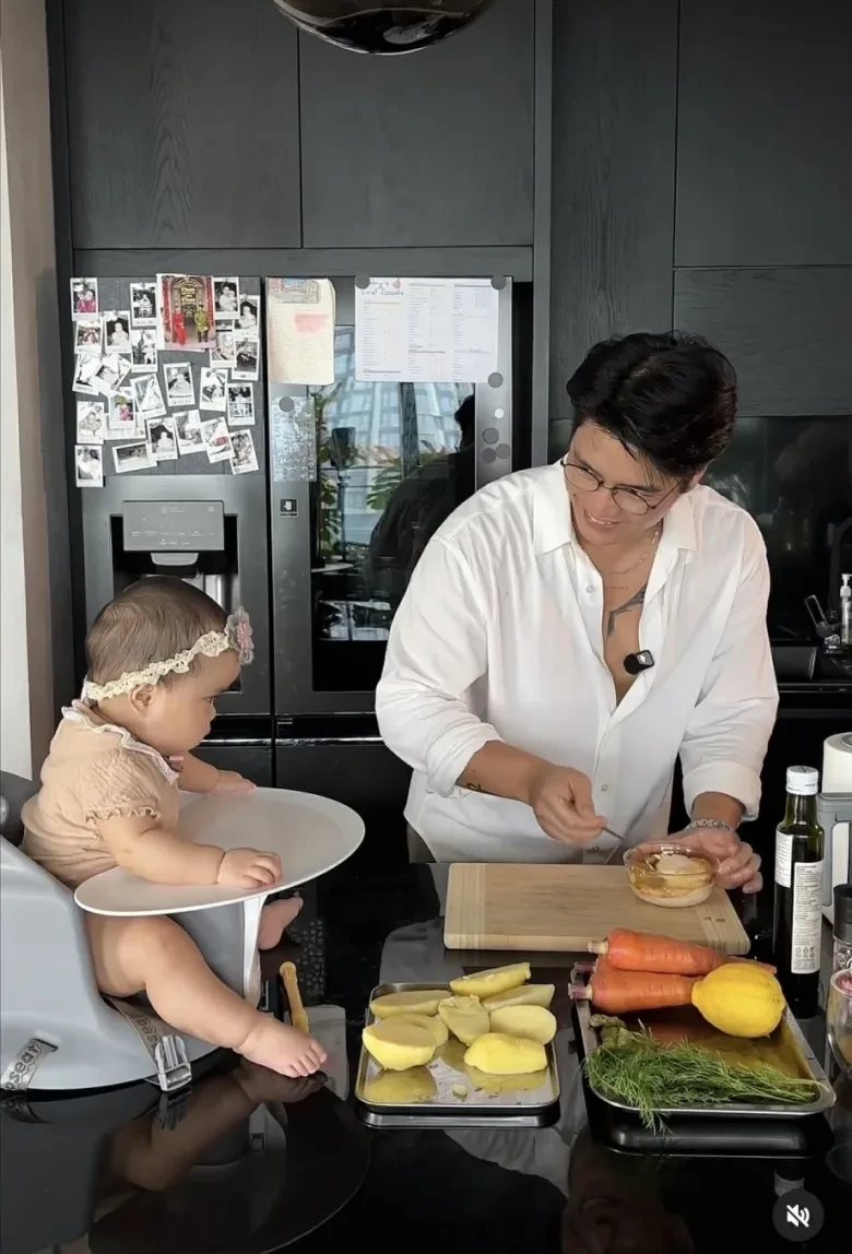 Huy Trần thường vào bếp nấu ăn cho vợ con.