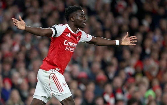 Bukayo Saka là nguồn sáng tạo chính trên hàng công Pháo thủ.