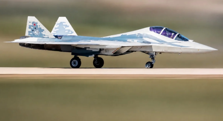 Tiêm kích Su-57 phiên bản hai chỗ ngồi thực hiện thử nghiệm chạy đà trên mặt đất.