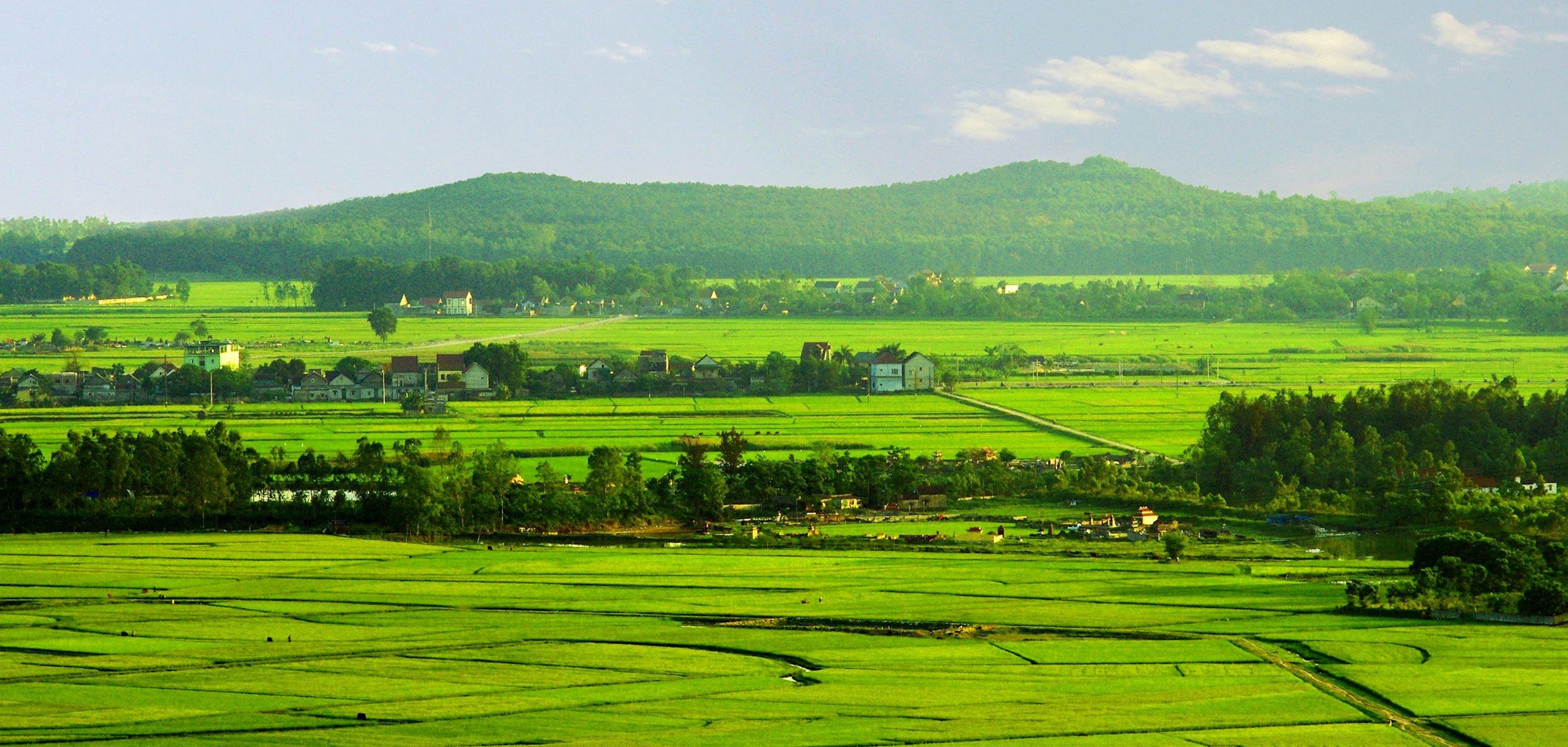 Núi Chung - quần thể di tích thắng cảnh nổi tiếng của Nam Đàn, cách di tích Hoàng Trù và di tích Làng Sen tầm 1 km. Ảnh Phan Quý