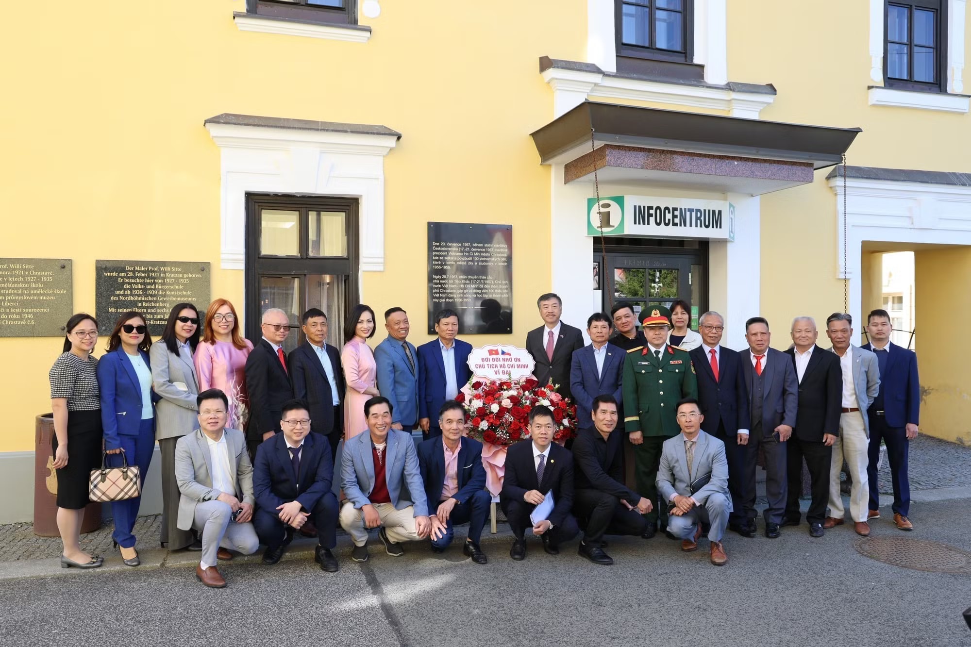Đại sứ Dương Hoài Nam cùng lãnh đạo hội đoàn người Việt tại Châu Âu và CH Séc tại lễ dâng hoa tại bia tưởng niệm Chủ Tịch Hồ Chí Minh. Ảnh: TTXVN vna-potal-trang-trong-le-dang-hoa-tuong-niem-chu-tich-ho-chi-minh-tai-cong-hoa-sec-8772451.jpg