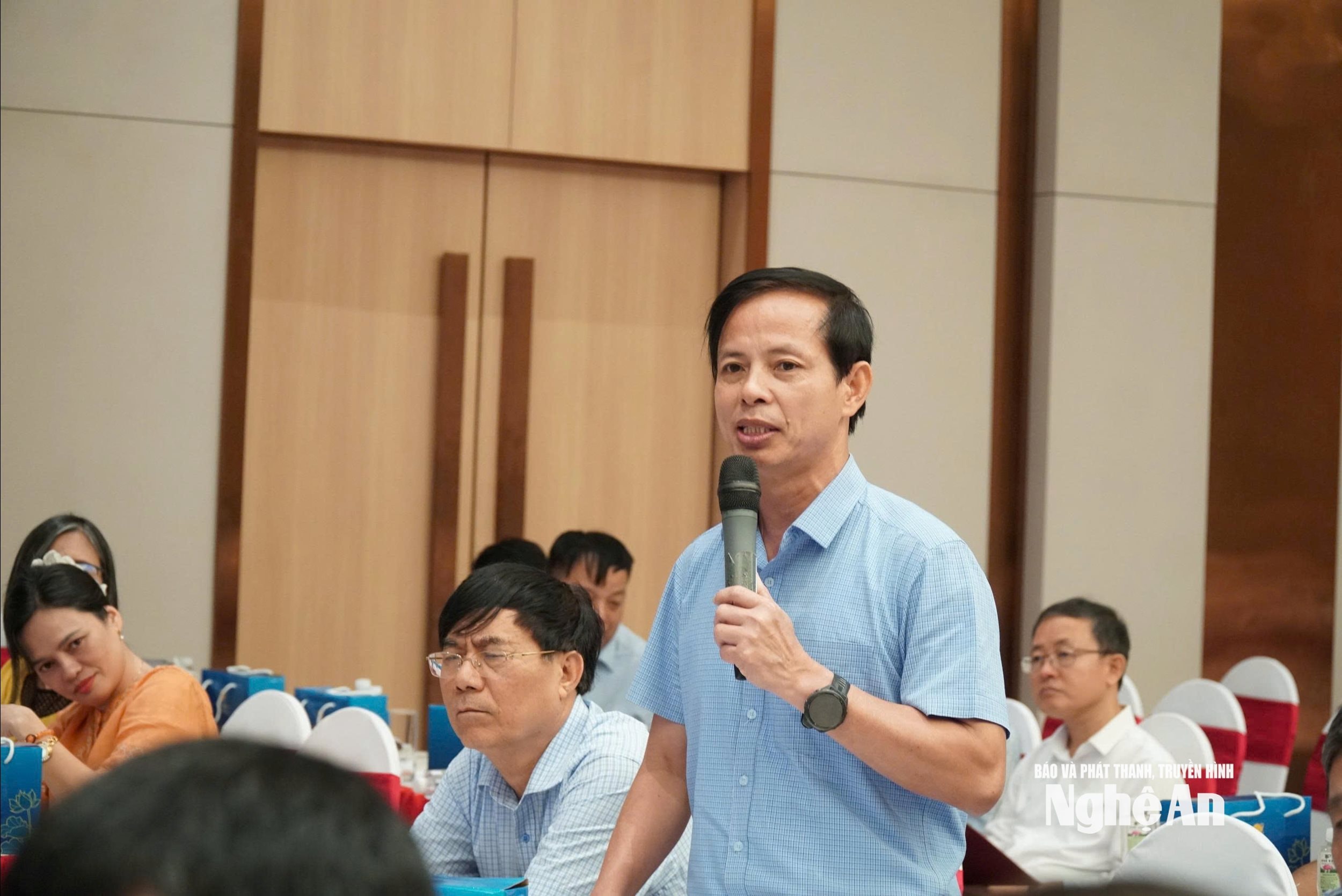 Hiệu trưởng Trường THPT Hà Huy Tập trao đổi về việc bố trí 