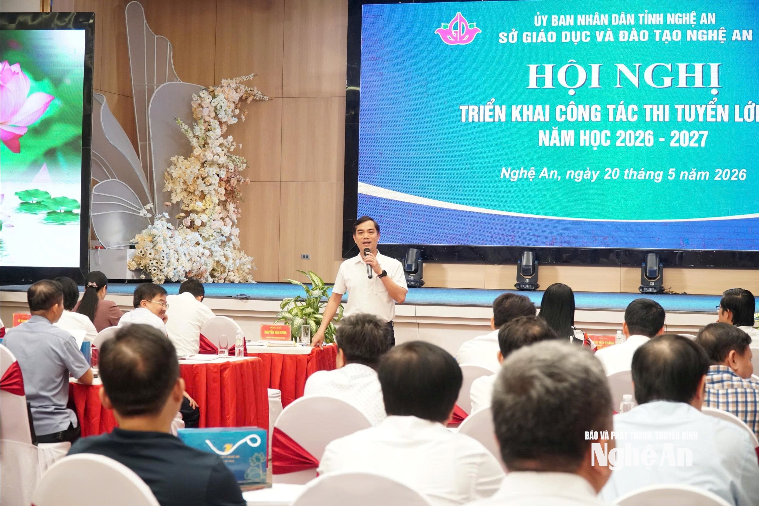 Ông Nguyễn Văn Khoa - Giám đốc Sở Giáo dục và Đào tạo trực tiếp trả lời các câu hỏi của các điểm trưởng về công tác tổ chức Kỳ thi vào lớp 10. Ảnh - Mỹ H