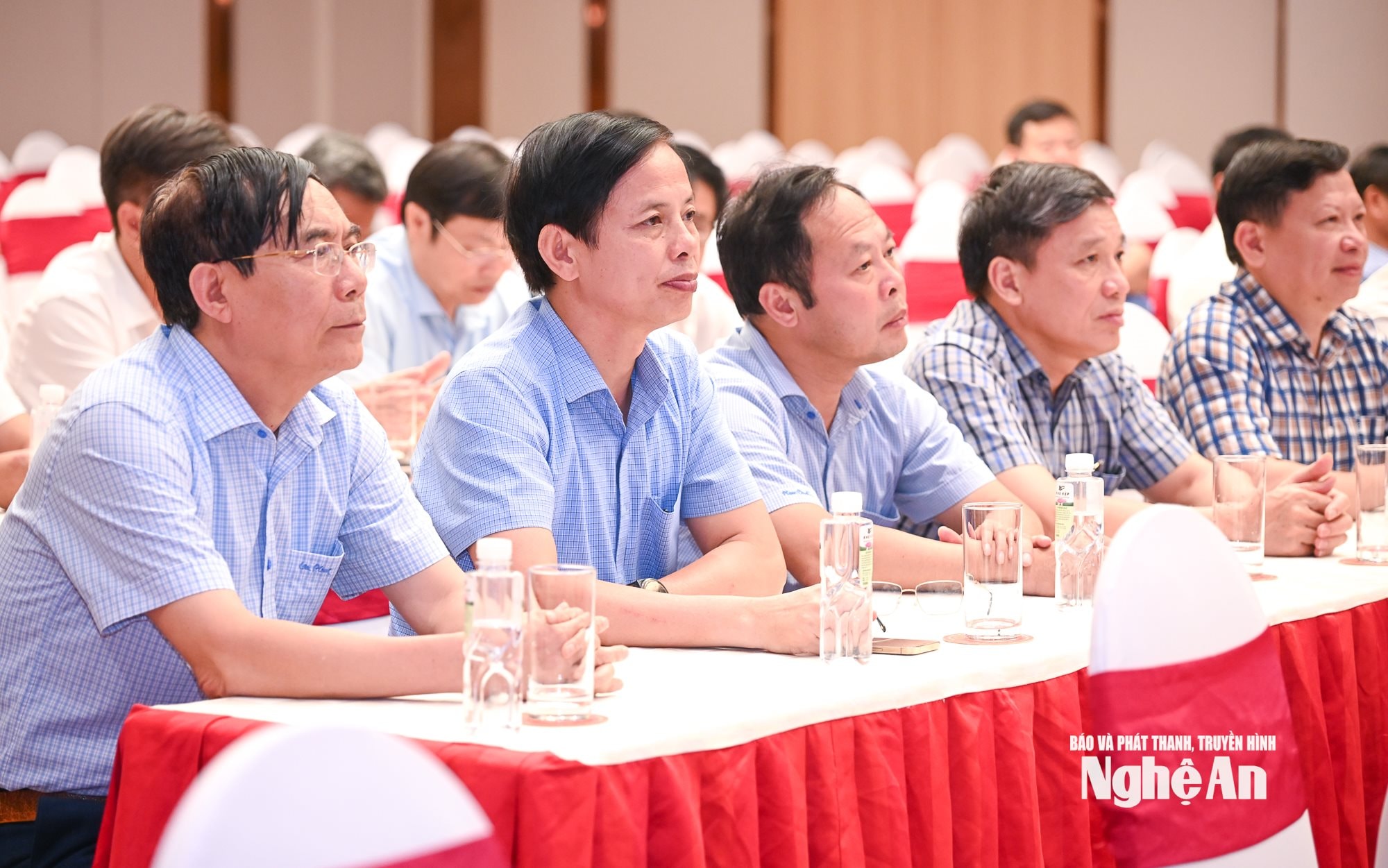 Des responsables des services d'éducation de la province de Nghệ An ont assisté à la conférence. Photo : Thanh Cuong.