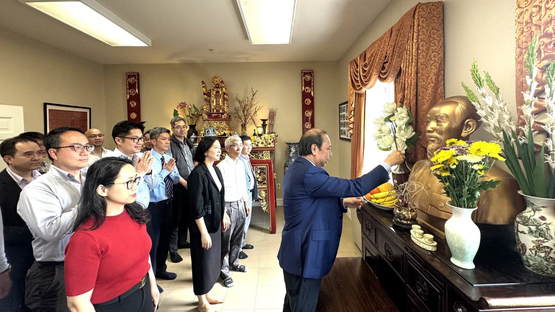 Lễ dâng hương tưởng niệm Chủ tịch Hồ Chí Minh tại Nhà Việt Nam ở Mỹ. Ảnh: TTXVN vna-potal-ky-niem-136-nam-ngay-sinh-chu-tich-ho-chi-minh-tai-washington-8772523-1540.jpg