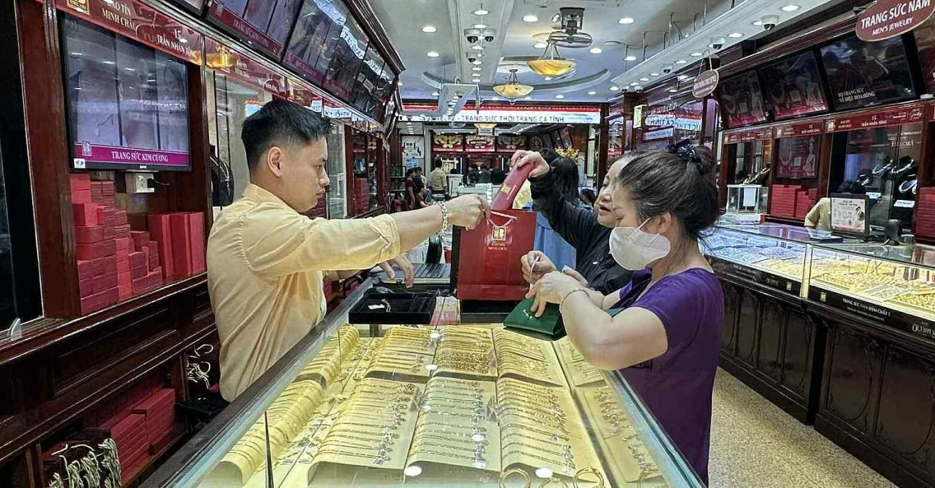 12:00 Cập nhật giá vàng trưa nay 20/5: SJC còn 162 triệu/lượng