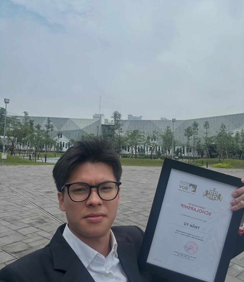 Khán giả khen ngợi con trai NSND Trần Lực vừa điển trai vừa giỏi giang.