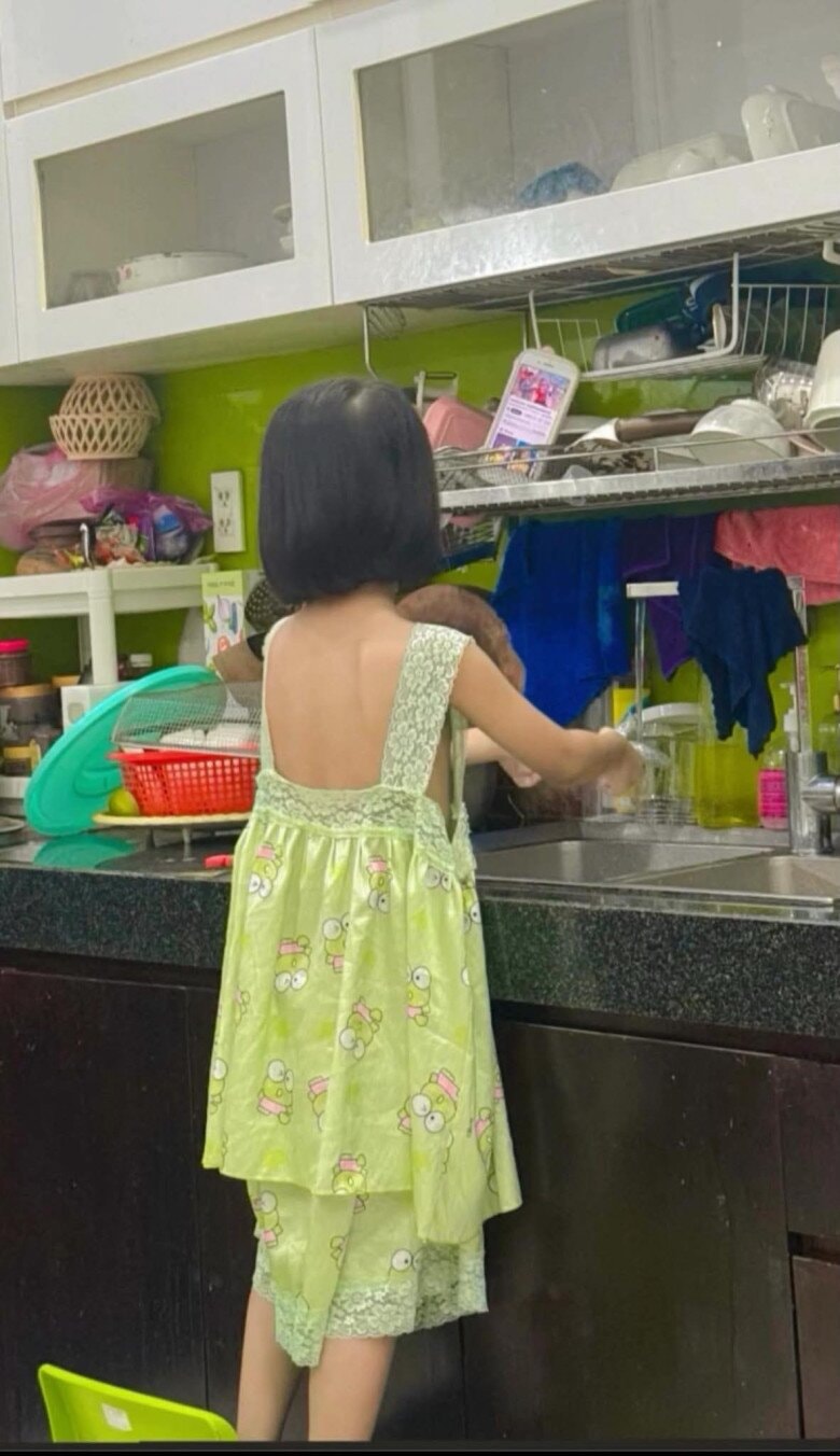Bé Minnie nhà Mạc Văn Khoa với biểu cảm hài hước khi làm việc nhà