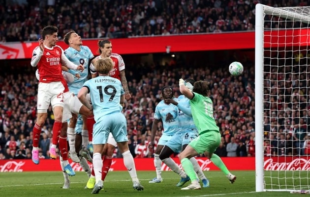 Các tình huống bóng chết trở thành vũ khí lợi hại của Arsenal mùa này
