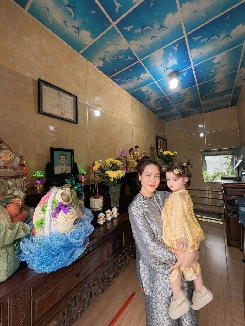 Nhật Kim Anh cùng con gái Julia trong ngày giỗ ông ngoại