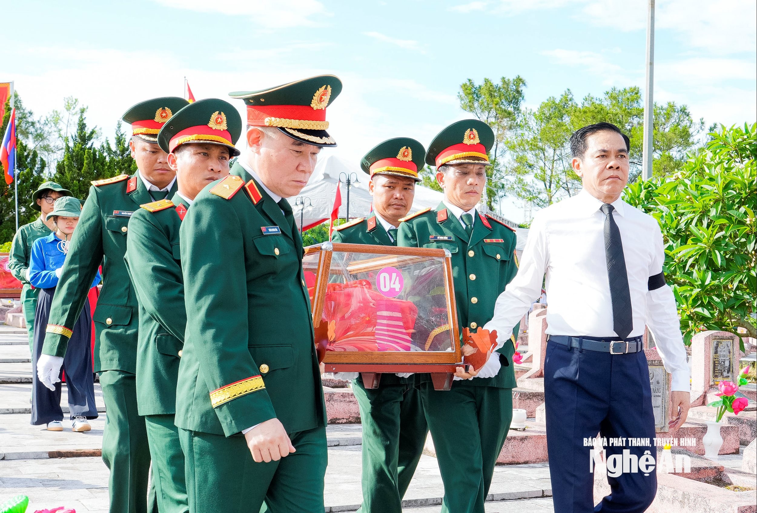 Các đại biểu di chuyển hài cốt liệt sĩ về nơi an nghỉ cuối cùng. Ảnh: Phạm Bằng