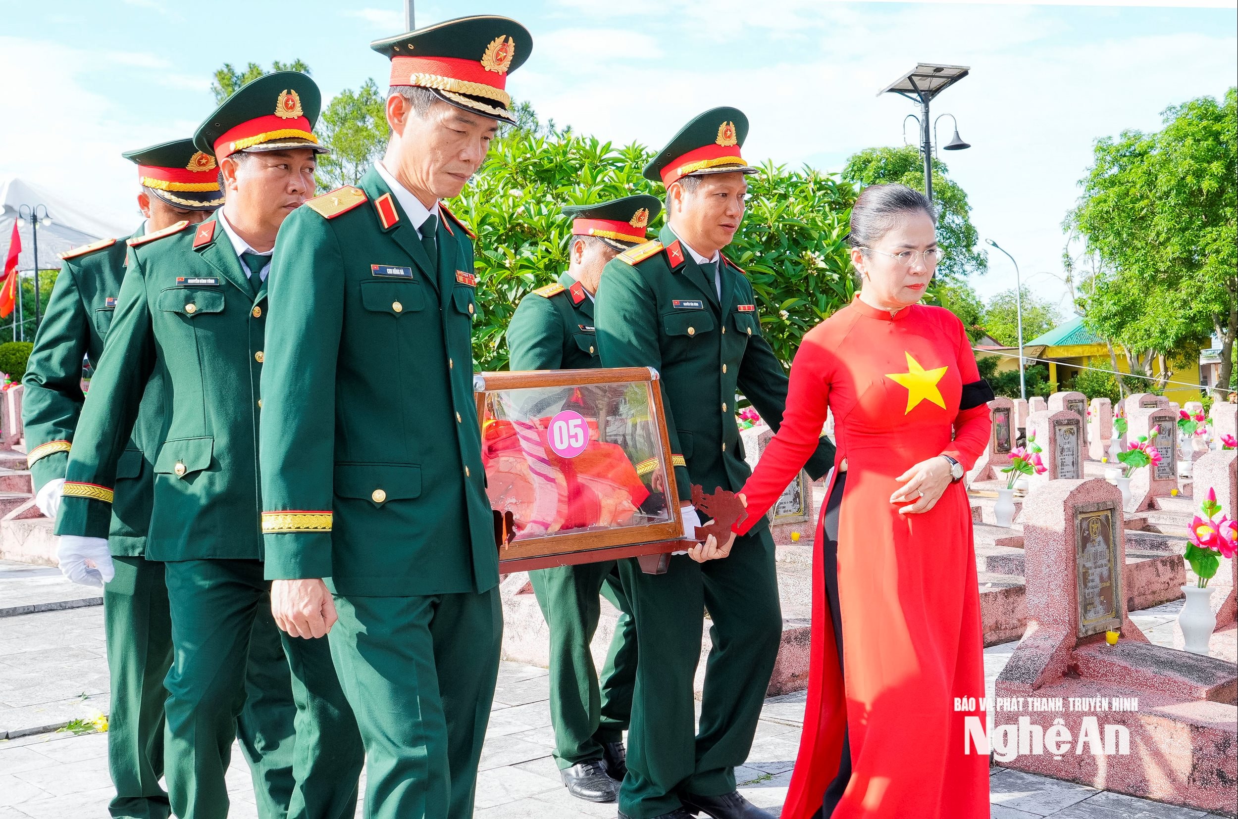 Các đại biểu di chuyển hài cốt liệt sĩ về nơi an nghỉ cuối cùng. Ảnh: Phạm Bằng